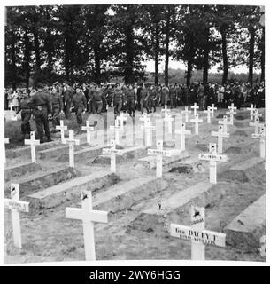 SERVICE DE COMMÉMORATION - ces photos ont été prises dans le cimetière montrant les tombes des officiers tombés et des hommes et des civils hollandais d'Arnhem et du district environnant qui ont assisté au service commémoratif. , Armée britannique du Rhin Banque D'Images