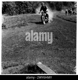 COURSE DE MOTO DE 49E DIVISION - prendre un virage serré sur la piste de terre. , Armée britannique, 21e groupe d'armées Banque D'Images