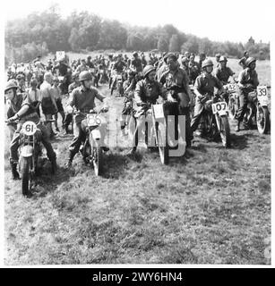 49E DIVISION COURSE DE MOTO - Un grand groupe de participants dans l'enceinte. , Armée britannique, 21e groupe d'armées Banque D'Images