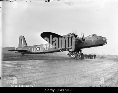 AVIONS DE LA ROYAL AIR FORCE 1939-1945, SHORT S.29 STIRLING. - Stirling Mark I, N3641 «MG-d», du 7e escadron RAF, qui fait tourner ses moteurs au sol à Oakington, Cambridgeshire. , Royal Air Force, 7e escadron Banque D'Images