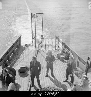 MINAGE AU LARGE D'ANZIO. MAI 1944, À BORD DU HMMS 88, COMMANDÉ PAR LE LIEUTENANT J G SCOTT, RNR. ELLE BALAYE POUR DES MINES ACOUSTIQUES ET MAGNÉTIQUES AU LARGE D'ANZIO. - La poupe du bateau, avec le balai de 1/4 km de long derrière. , Banque D'Images