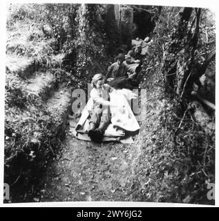 LES PREMIÈRES FEMMES AVEC LES FORCES EXPÉDITIONNAIRES ALLIÉES - les Sœurs préparent leurs lits dans la tranchée fendue où elles seront protégées si d'autres bombardements se produisent. , Armée britannique, 21e groupe d'armées Banque D'Images