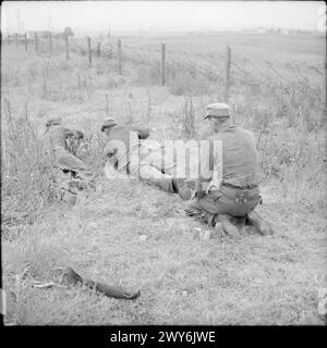 RECONSTRUCTION AU DANEMARK 1945 - prisonniers allemands déminant un champ de mines sur la côte ouest du Jutland au Danemark. , Armée allemande (troisième Reich) Banque D'Images