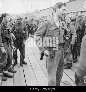 LE raid DE DIEPPE, 19 AOÛT 1942 - Lt-colonel le Seigneur Lovat, commandant du Commando no 4, à Newhaven après le retour du raid. , Lovat, Simon Christopher Joseph Fraser, Armée britannique, No 4 Commando Banque D'Images