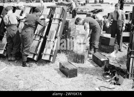 PRÉPARATION DES INCENDIAIRES POUR LE CHARGEMENT SUR LES BOMBARDIERS LANCASTER - photo (publiée en 1943) montre - préparation des incendiaires pour le chargement sur les bombardiers Lancaster. , Banque D'Images