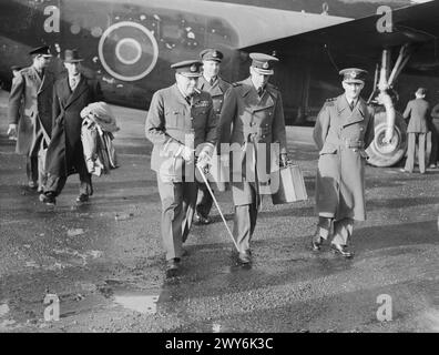 ROYAL AIR FORCE FERRY COMMAND, 1941-1943. - Le premier ministre, Winston Churchill en uniforme de la RAF, accompagné du maréchal en chef de l'Air Sir Charles Portal, chef d'état-major de l'Air, quittant le Consolidated Liberator 'Commando' du 24e escadron de la RAF à Lyneham, Wiltshire, à leur retour de la Conférence de Casablanca. Le 24e Escadron a assuré le transport VIP du premier ministre et des chefs d'état-major pendant la conférence et leur tournée subséquente au moyen-Orient. , Churchill, Winston Leonard Spencer, Portal, Charles Frederick Algernon, Royal Air Force, Royal Air Force Regiment, Sqdn, 24 Banque D'Images