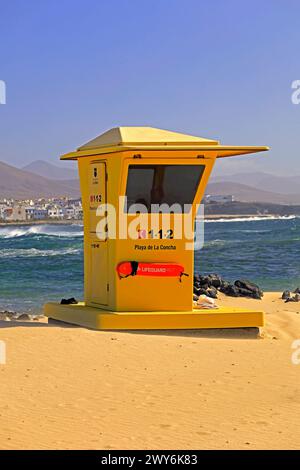 Station de sauvetage en plastique jaune à la plage de la Concha, El Cotillo, Fuerteventura, Îles Canaries, Espagne. Prise en février 2024 Banque D'Images