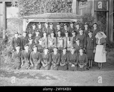 SAR LA DUCHESSE DE KENT, PRÉSIDENTE DU WRNS VISITE DES ÉTABLISSEMENTS NAVALS. 1940. - Groupe de WRNS à Rosyth, SAR dans le centre avec le surintendant de WRNS. , Marina, Princesse (duchesse de Kent) Banque D'Images