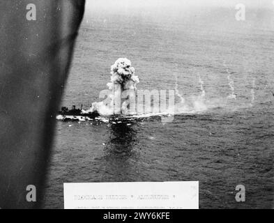 ROYAL AIR FORCE COASTAL COMMAND, 1939-1945. - Photographies aériennes obliques prises depuis la fenêtre de taille d'un Consolidated Liberator of No. 311 (Tchécoslovaquie) Squadron RAF lors d'une attaque contre le blocus allemand ALSTERUFER dans le golfe de Gascogne. Les traînées de projectiles de roquette précédemment tirés sur le navire sont visibles à droite, alors que l'avion vient de frapper la poupe de l'ALSTERUFER avec l'une de ses bombes. Le pilote O Dolezal et son équipage ont finalement laissé le navire en feu et coulé pour retourner à leur base de Beaulieu, dans le Hampshire. , Royal Air Force, Escadre, 103 Banque D'Images