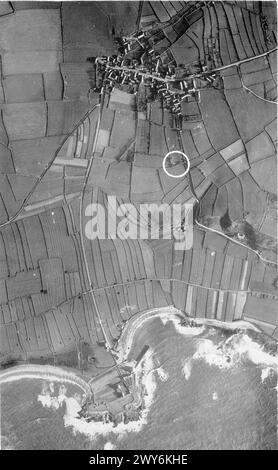 ROYAL AIR FORCE : OPÉRATIONS DES UNITÉS DE RECONNAISSANCE PHOTOGRAPHIQUE, 1939-1945. - Prise aérienne de reconnaissance photographique verticale annotée au-dessus d'Auderville sur la péninsule du Cap de la Hague, en France ; la première d'une série de photos de reconnaissance qui ont fourni la preuve que les Allemands employaient un radar d'alerte précoce. Les objets circulaires annelés, pensés d'abord être des bacs à vaches, ont été examinés par le Dr R V Jones, le directeur adjoint du renseignement aérien (Science) au ministère de l'Air, en janvier 1941. De là, il a conjecturé que les cercles pourraient abriter des réseaux aériens de 'Freya', un fait confirmé par Banque D'Images