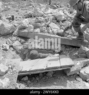 Un bunker à Piedimonte San Germano était occupé par trois parachutistes allemands sous les ordres de Paul Minich ; au cours de la campagne d'Italie de l'armée polonaise, le major Ludomir Tarkowski du 5e bataillon de la 2e brigade de la 3e division de carabines, est tué le 22 mai 1944 dans le cadre d'un assaut. Un soldat du 6e régiment blindé observe le tireur d'élite allemand se rendre le 25 mai 1944. Banque D'Images