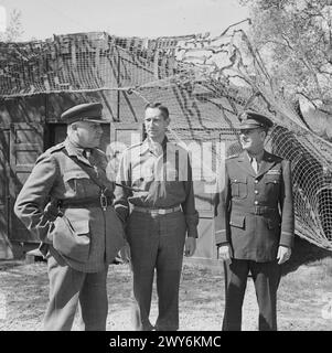 LA BATAILLE DE CASSINO, JANVIER-MAI 1944 - personnalités : le commandant de la 5e armée américaine, le général Mark Clark avec le commandant en chef du théâtre méditerranéen, le général Sir Henry Maitland Wilson et le commandant adjoint en chef, le lieutenant-général Joseph Devers au quartier général de la 5e armée. , Clark, Mark Wayne, Wilson, Henry Maitland, Devers, Jacob Loucks Banque D'Images