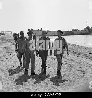 DÉBARQUEMENT ALLIÉ EN ITALIE, SEPTEMBRE 1943 : REGGIO, TARENTE ET SALERNE - PERSONNALITÉS: le commandant en chef adjoint et commandant des forces terrestres, le général Sir Harold Alexander avec le commandant de la 5e armée, le lieutenant-général Mark W Clark et le commandant du 10e corps britannique, le lieutenant-général Sir Richard McCreery, lors de la visite aérienne d'Alexander sur les plages de Salerne le 15 septembre 1943. Sa visite a finalement mis fin aux plans d'évacuation de la tête de pont. , Alexander, Harold Rupert Leofric George, Clark, Mark Wayne, McCreery, Richard Loudon Banque D'Images