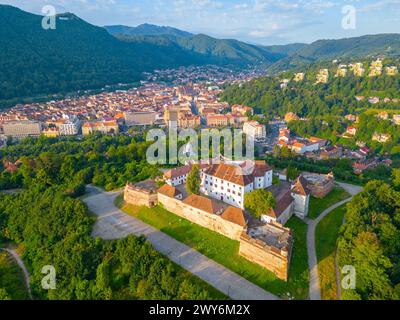 La forteresse-sur-Straja dans la ville roumaine Brasov Banque D'Images