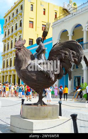 La Havane, Cuba - 8 mars 2024 : Statue d'un coq géant et d'une femme dessus avec une fourchette en métal dans la vieille ville de la Havane à Cuba Banque D'Images