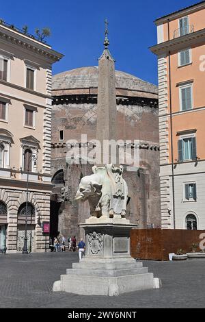 Italie, Rome : “Piazza della Minerva”, une place dans le centre historique, dans le rione de Pigna, situé près du Panthéon. Au centre de la piazza, b Banque D'Images