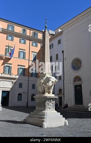 Italie, Rome : “Piazza della Minerva”, une place dans le centre historique, dans le rione de Pigna, situé près du Panthéon. En arrière-plan, Santa Maria Banque D'Images