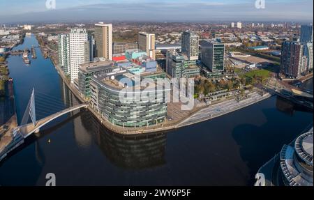 Photographie aérienne panoramique de MediaCityUK, Salford Quays, Royaume-Uni, y compris les studios de la BBC, l'université de Salford, le quai 10 et le Manchester Ship canal Banque D'Images