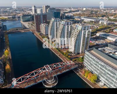 Photographie par drone de Eerie & Huron Basin à Salford Quays regardant en bas de Bupa, Detroit Bridge, NV bâtiments à MediaCityUK Banque D'Images