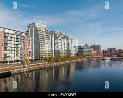 Photographie aérienne basse altitude des bâtiments résidentiels NV sur la rive du bassin Huron à Salford Quays, Royaume-Uni Banque D'Images