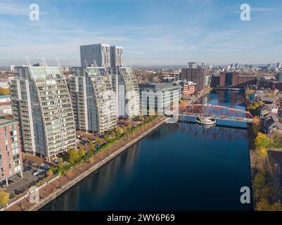 Photographie par drone de Eerie & Huron Basin dans Salford Quays regardant au-delà des bâtiments Vic, Bupa, Detroit Bridge & NV Banque D'Images