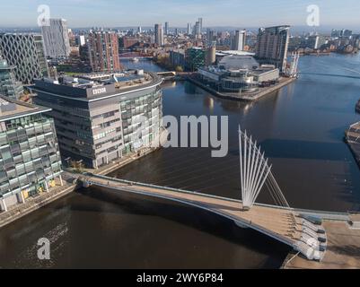 Photo drone au-dessus du Manchester Ship canal avec la passerelle Media City et BBC Studios au premier plan et Media City et Salford Quays au loin Banque D'Images