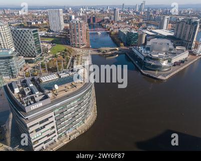 Photo drone au-dessus du Manchester Ship canal avec la passerelle Media City et BBC Studios au premier plan et Media City et Salford Quays au loin Banque D'Images