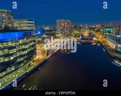 Photographie nocturne par drone à MediaCityUK, Salford Quays, vue sur Huron & Eerie Basin devant les studios BBC, Alchemist & NV bâtiments Banque D'Images