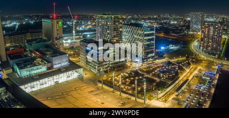 Photographie par drone panoramique de nuit de MediaCityUK, Salford Quays, Royaume-Uni, y compris les studios BBC, le Dock 10, l'Université de Salford et la place principale Banque D'Images