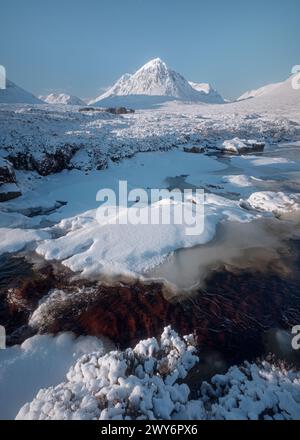 Frozen River Etive et un banc de neige à Glencoe dans les Highlands écossais. Photo de haute qualité Banque D'Images