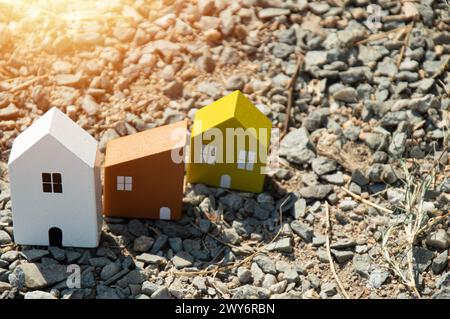 Idées d'investissement immobilier : acheter une maison ou un terrain pour un objectif de prix, modèle de maison placé sur le terrain Banque D'Images