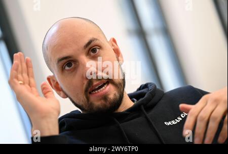 Mainz, Allemagne. 04th Apr, 2024. Benjamin Mandos, fondateur de la société Got Bag, basée à Mayence, intervient lors d’une interview avec l’agence de presse allemande dpa. Fondée en 2016, la start-up utilise pour ses sacs à dos et valises des tissus fabriqués à partir de plastique recyclé provenant de la mer ou de la mangrove, connu sous le nom de plastique Ocean impact. Crédit : Arne Dedert/dpa/Alamy Live News Banque D'Images