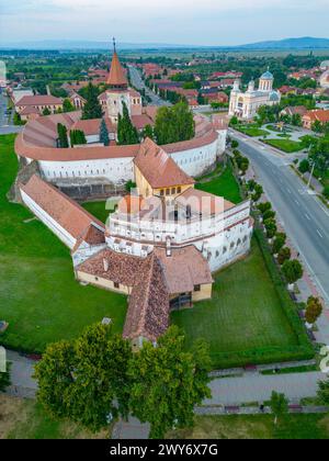 Vue du coucher du soleil sur l'église fortifiée de Prejmer, Roumanie Banque D'Images