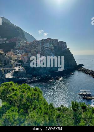 Vue sur le village de Manarola, l'un des cinque terre dans une journée ensoleillée d'octobre. Italie Banque D'Images