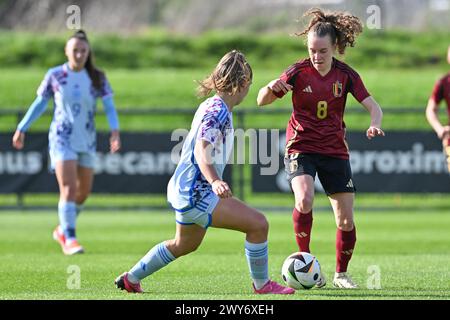 Tubize, Belgique. 04th Apr, 2024. Alixe Bosteels (8) de Belgique photographiée lors d'un match amical de football entre les équipes nationales féminines de moins de 23 ans de Belgique et d'Espagne le jeudi 4 avril 2024 à Tubize, Belgique . Crédit : Sportpix/Alamy Live News Banque D'Images