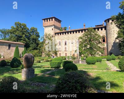 Grazzano Visconti, italie - 11 juin 2023 : touristes visitant le village médiéval et le château de Grazzano Visconti dans la province de Piacenza Banque D'Images