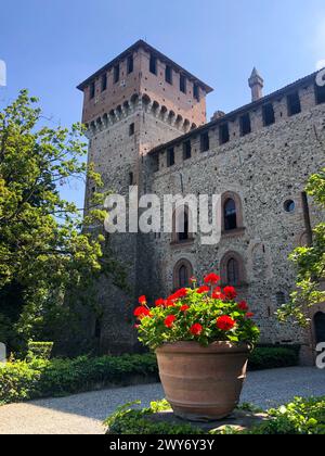 Grazzano Visconti, italie - 11 juin 2023 : vue sur le château médiéval restauré par Giuseppe Visconti di Modrone dans la province de Piacenza, murs en pierre et briques Banque D'Images
