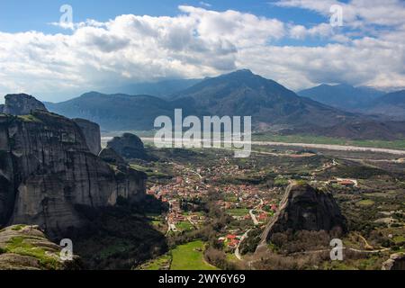 Admirez la beauté captivante de Kalambaka, où la nature tisse un paysage pittoresque qui enchante l'âme Banque D'Images