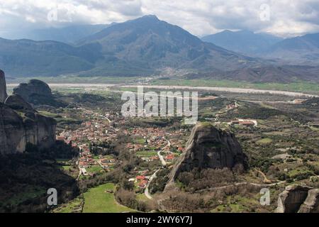 Admirez la beauté captivante de Kalambaka, où la nature tisse un paysage pittoresque qui enchante l'âme Banque D'Images