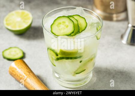 Cocktail rafraîchissant Boozy Gordons Cup avec concombre au Gin et citron vert Banque D'Images