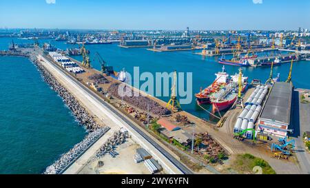 Vue panoramique du port industriel de Constanta, Roumanie Banque D'Images