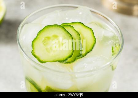 Cocktail rafraîchissant Boozy Gordons Cup avec concombre au Gin et citron vert Banque D'Images