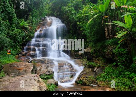 Vue au ralenti de la cascade Montha Than dans la jungle luxuriante du parc national de Doi Suthep, Thaïlande. Banque D'Images