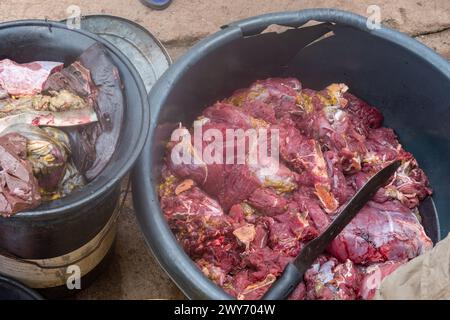 Photo de viande de tortue illégale en vente sur le bord de la route en Amérique latine. Banque D'Images