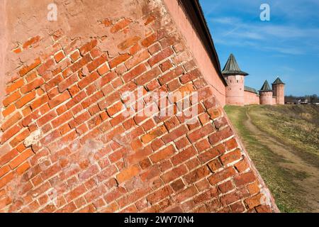 Détail du mur de briques rouges et des tours du monastère Saint Euthymius à Souzdal, architecture du patrimoine russe. Anneau d'or de Russie Banque D'Images