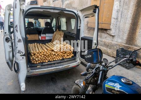 Afrique de l'Ouest, Sénégal, Saint Louis. Un fourgon de livraison plein de baguettes (pain français). Banque D'Images