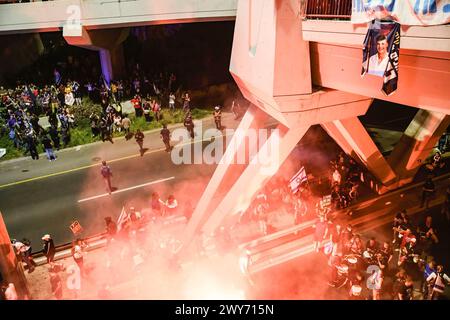 Jérusalem, Israël. 31 mars 2024. Les manifestants se rassemblent autour d'une torche lors d'une manifestation contre un barrage routier. (Crédit image : © Matan Golan/SOPA images via ZUMA Press Wire) USAGE ÉDITORIAL SEULEMENT! Non destiné à UN USAGE commercial ! Banque D'Images