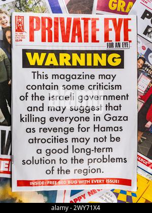 'Attention : ce magazine ...' Couverture du magazine Private Eye dans l'édition du 20 octobre au 2 novembre (n° 1609) suite à l'attaque du Hamas contre Israël Banque D'Images