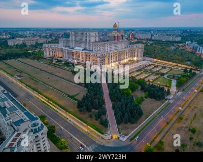 Vue panoramique du coucher du soleil sur le parlement roumain à Bucarest Banque D'Images
