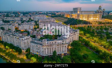 Vue panoramique du coucher du soleil sur le parlement roumain à Bucarest Banque D'Images